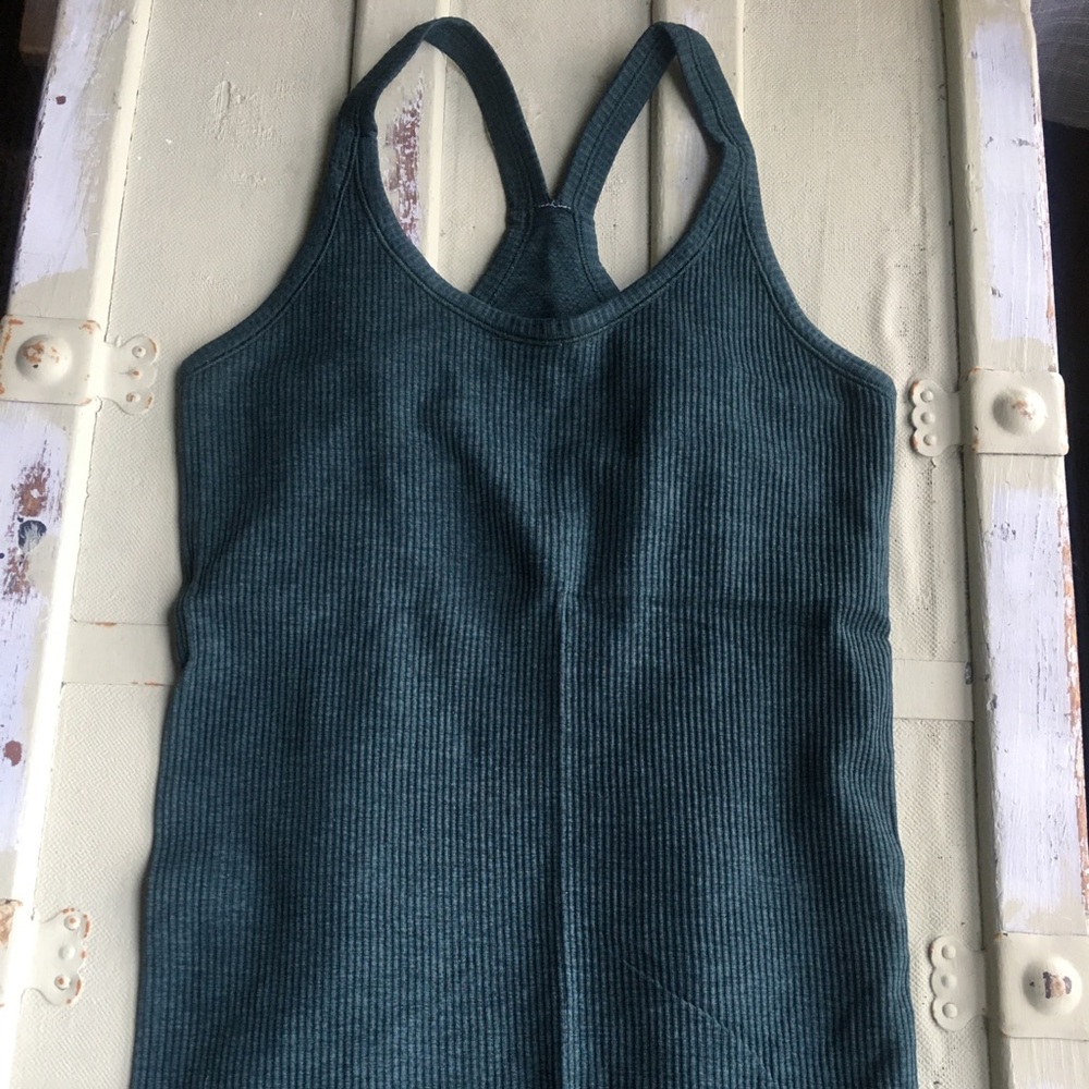 Lululemon 6 ~ EUC ‘ebb to street’ tank deep green colour